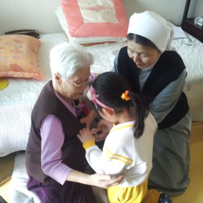 어버이날 카네이션 전달 이미지