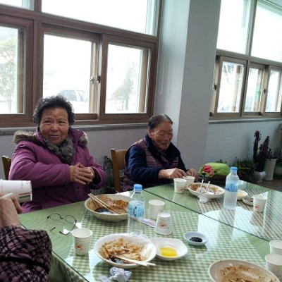 독거노인 자장면 외식하는날 이미지